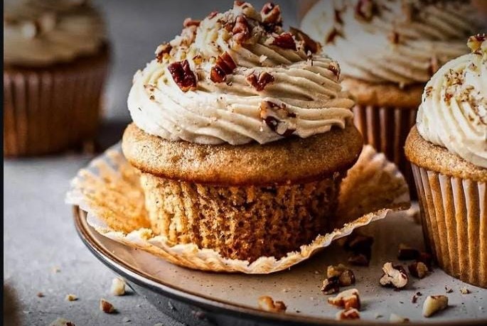 Frosted cupcakes with caramelised nuts