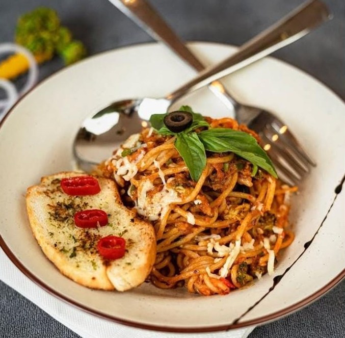 Creamy pasta with garlic bread